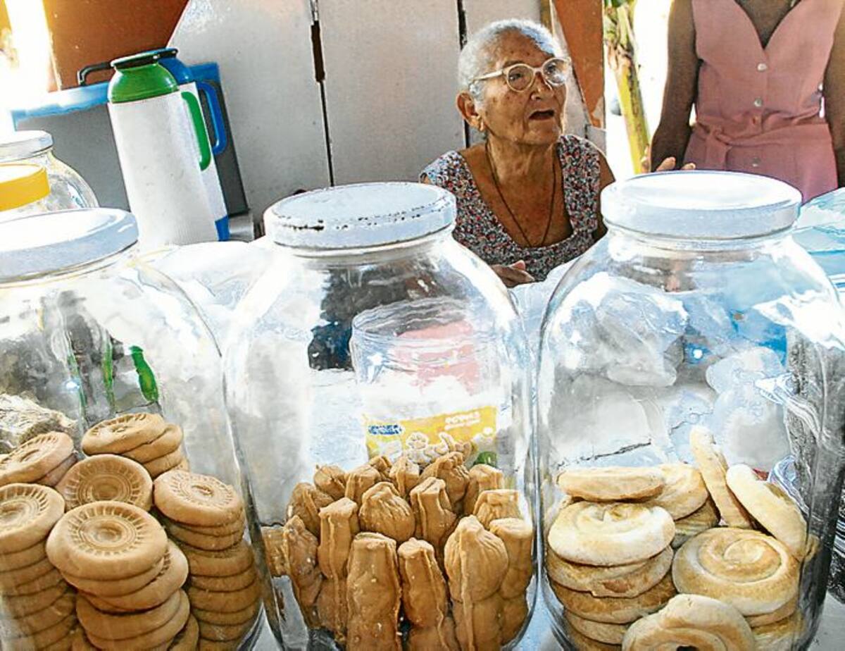 En su puesto del Portal de los Dulces.