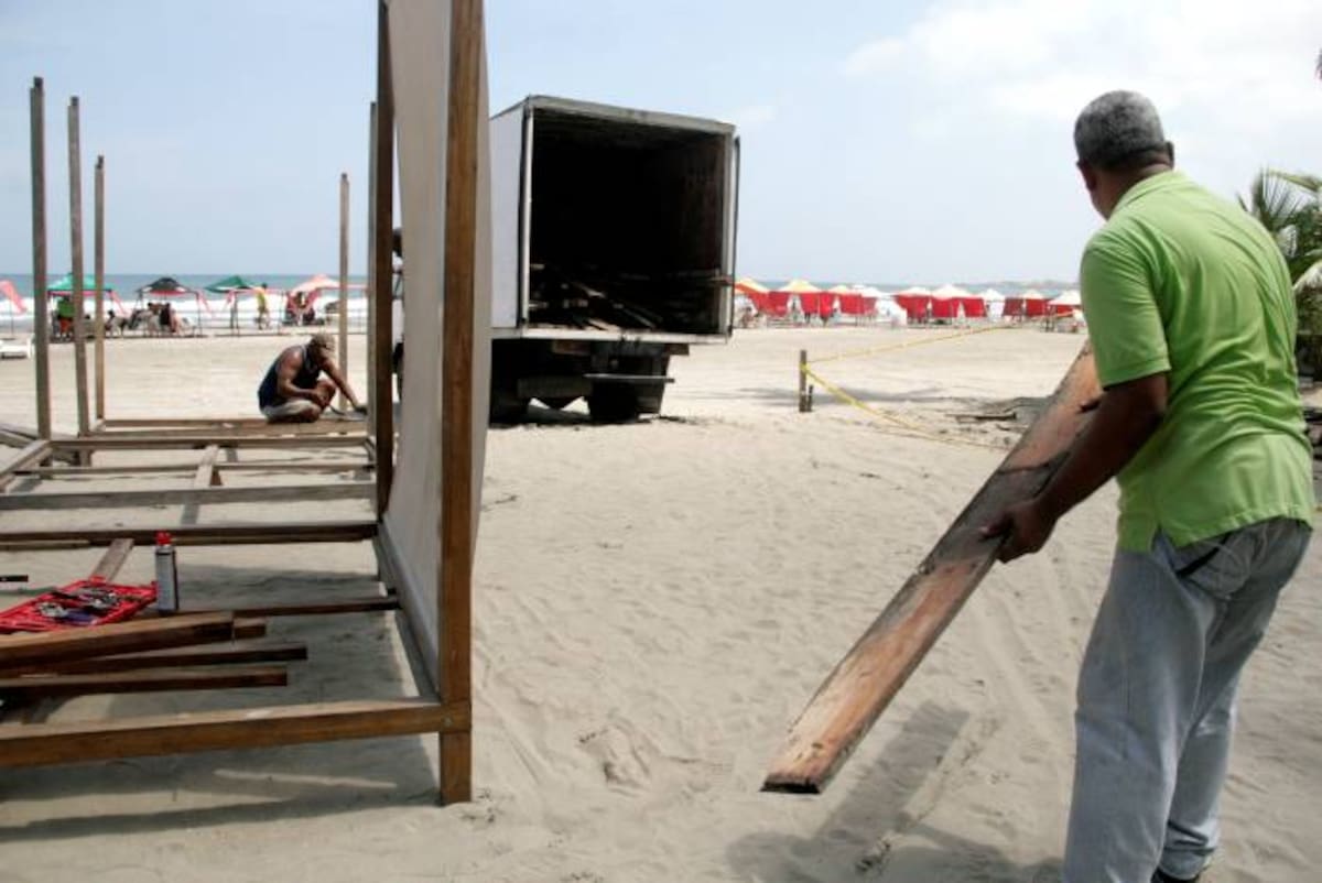 Brigadistas de la Alcaldía de la Localidad 1 desarmaron los parasoles, camas, sillas y demás mobiliario con que contaba Sunset Beach en las playas de El Laguito. DAGOBERTO CABARCAS - EL UNIVERSAL