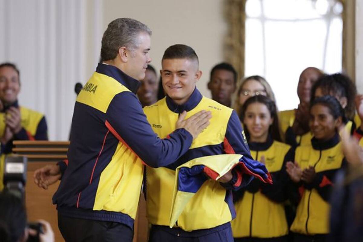 El presidente se reunió con 14 de los 56 atletas que viajarán a la capital de Argentina. Colprensa