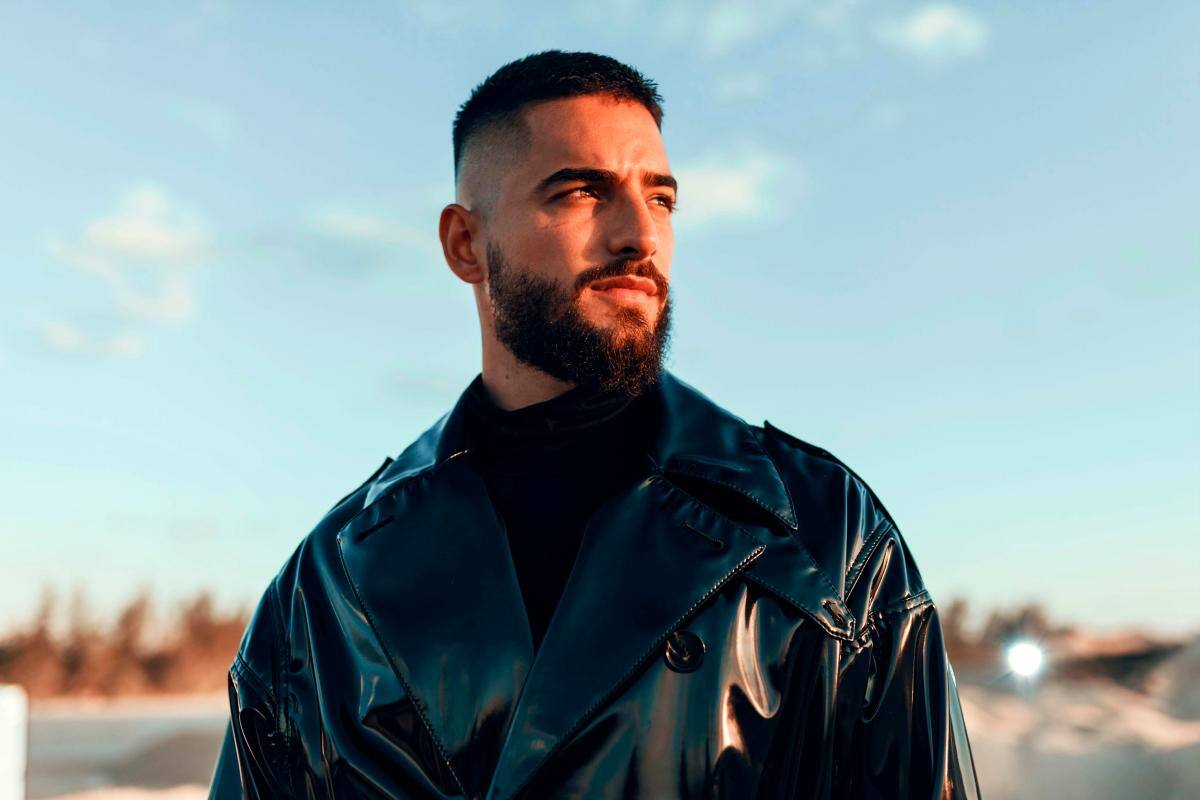 Video: A Maluma le tocan sus partes íntimas, así reaccionó el cantante
