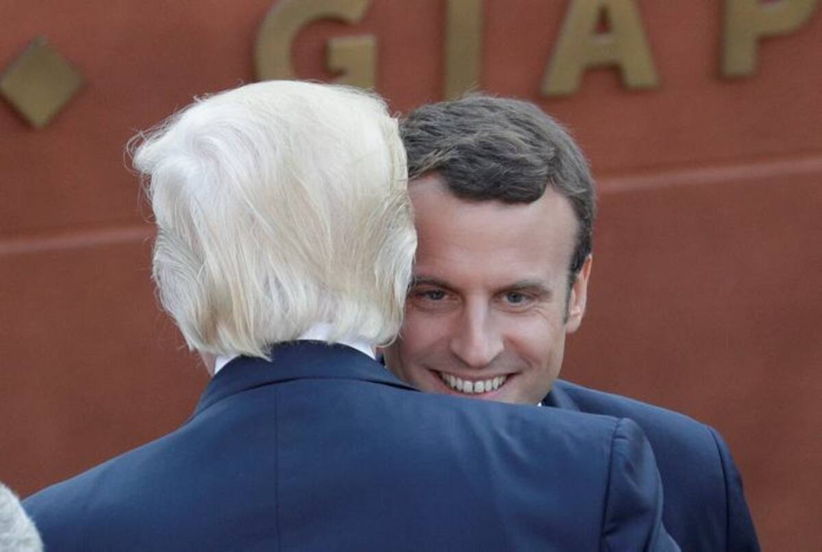 Emmanuel Macron saludando a Donald Trump. AP