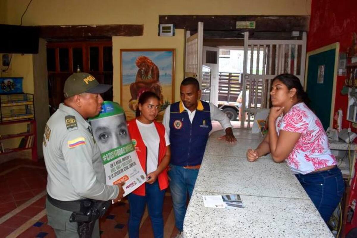 Miembros de la secretaría del interior y la Policía adelanta los operativos en hostales de Getsemaní.