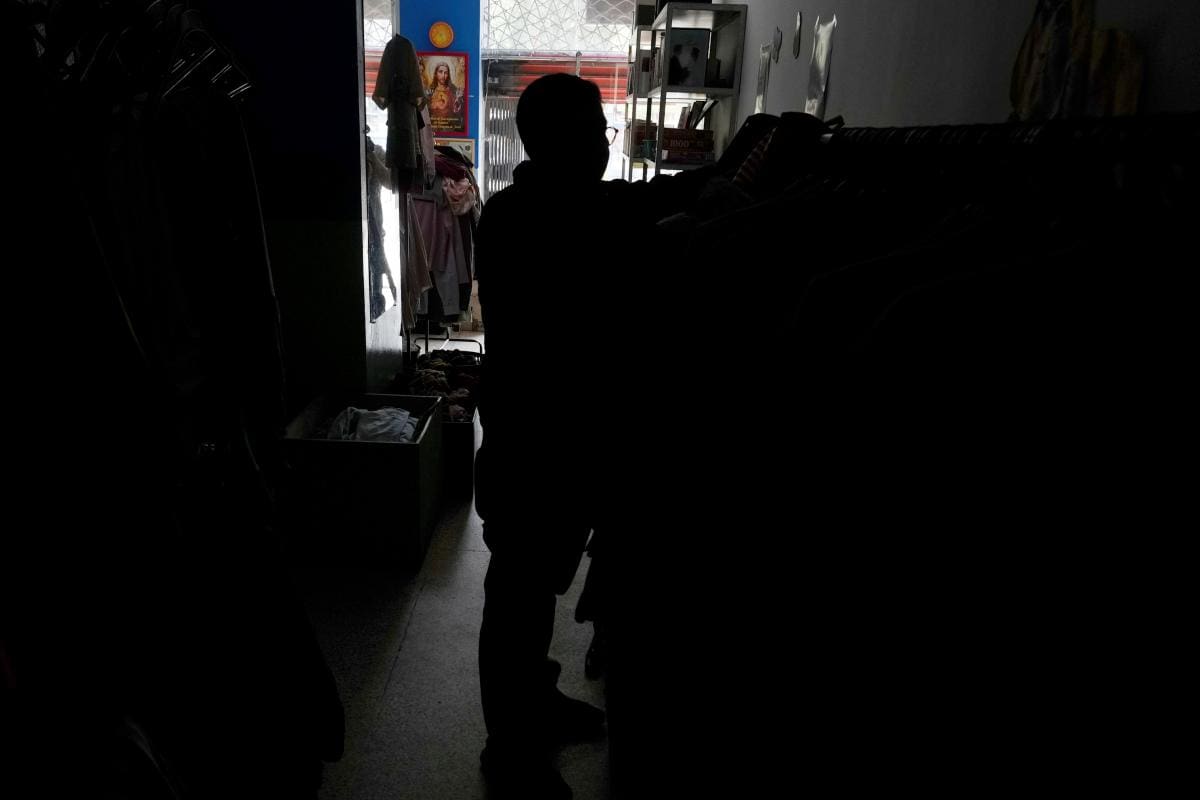 Ecuador: suspenden jornadas laborales y hay denuncias por crisis energética