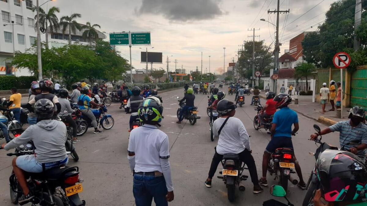 Llamó la atención que ciudadanos motorizados y agentes de Policía se unieron para impedir que protestantes continuaran realizando destrozos. //LUIS EDUARDO HERRÁN