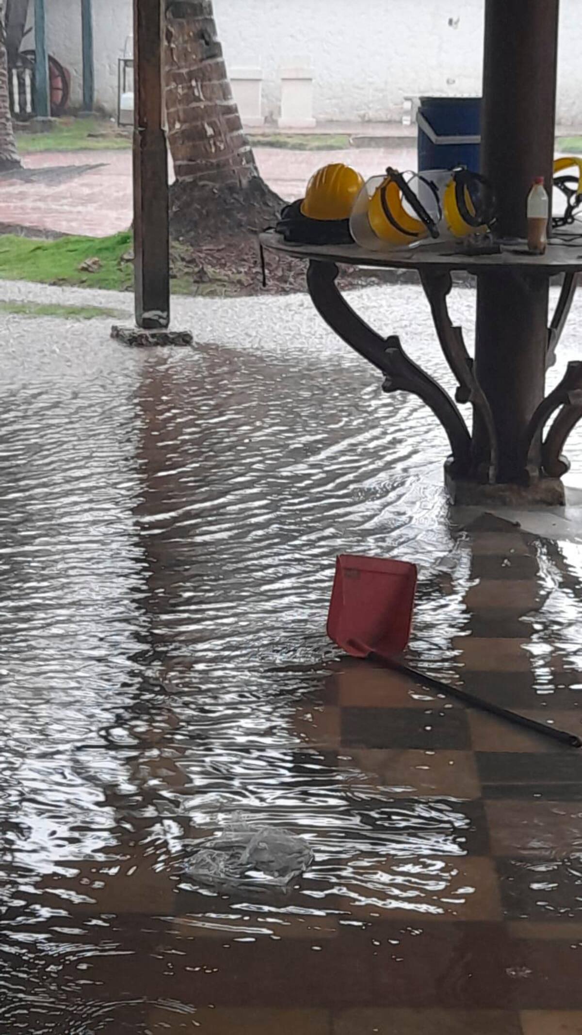 Las lluvias dejaron afectaciones en diferentes vías de la ciudad. El museo Rafael Núñez es uno de los afectados.