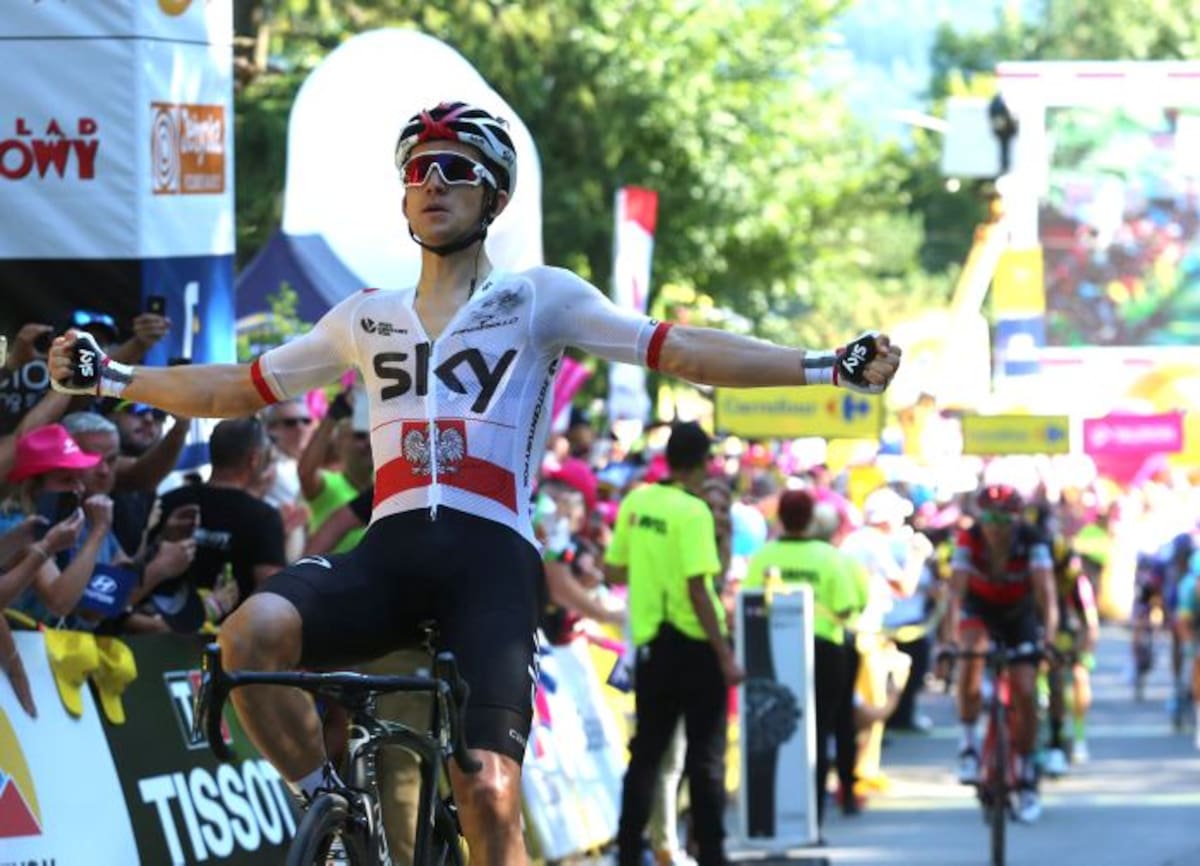 El ciclista polaco Michal Kwiatkowski del equipo SKY celebra su victoria en la cuarta etapa del Tour de Polonia 2018, un recorrido de 179 kilómetros entre Jaworzno y Szyrk (Polonia). EFE