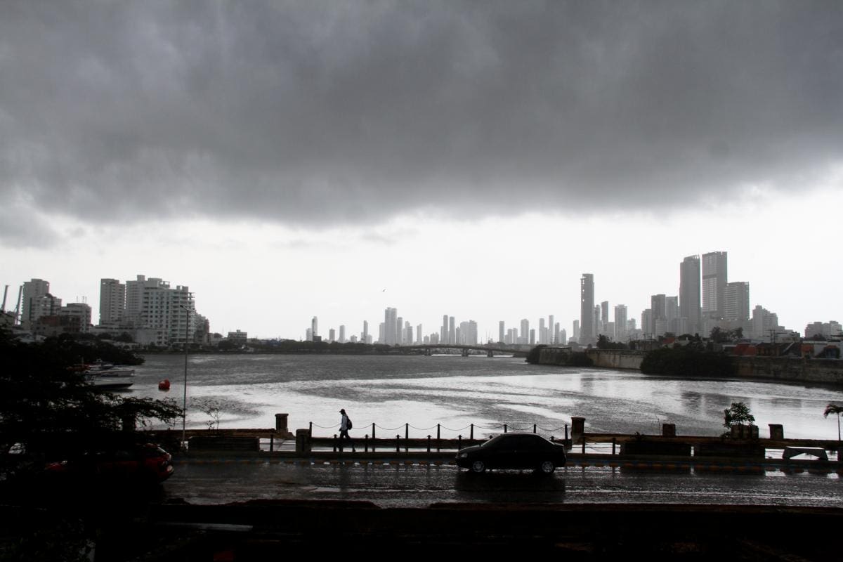 Una panorámica con el cielo “roto” sobre Cartagena.