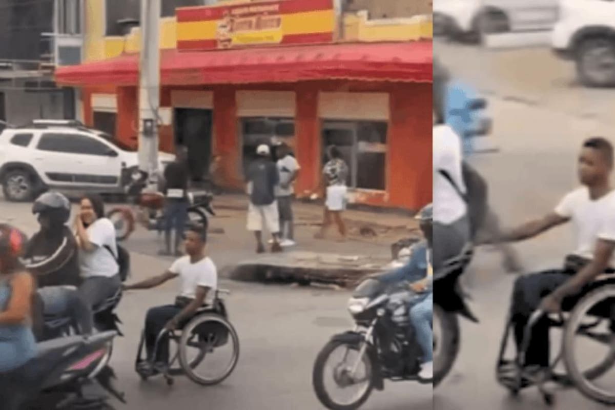 ¡Qué peligro! Hombre en silla de ruedas se agarra de moto en plena avenida