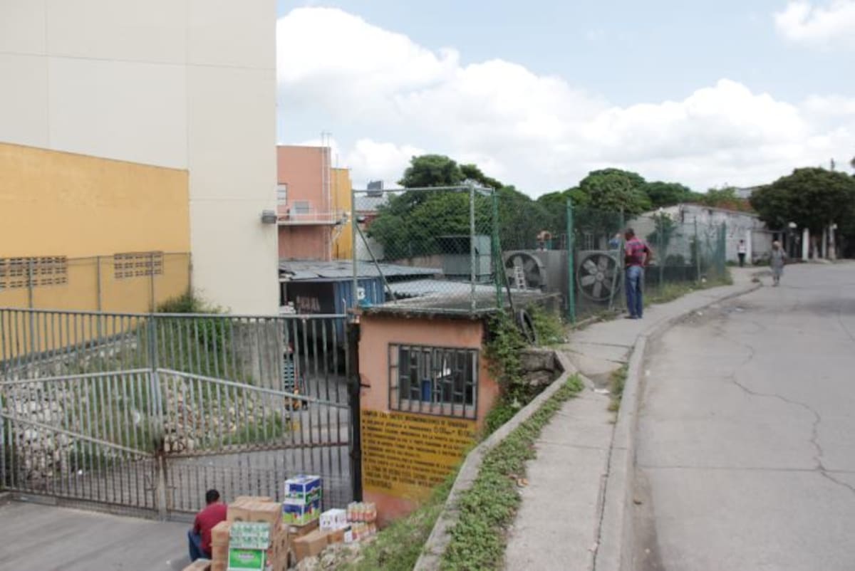 La zona de descargue está ubicada en la avenida El Consulado, en una calle angosta que da frente a las casas del barrio. Victor Hugo Mora Mendoza - El Universal