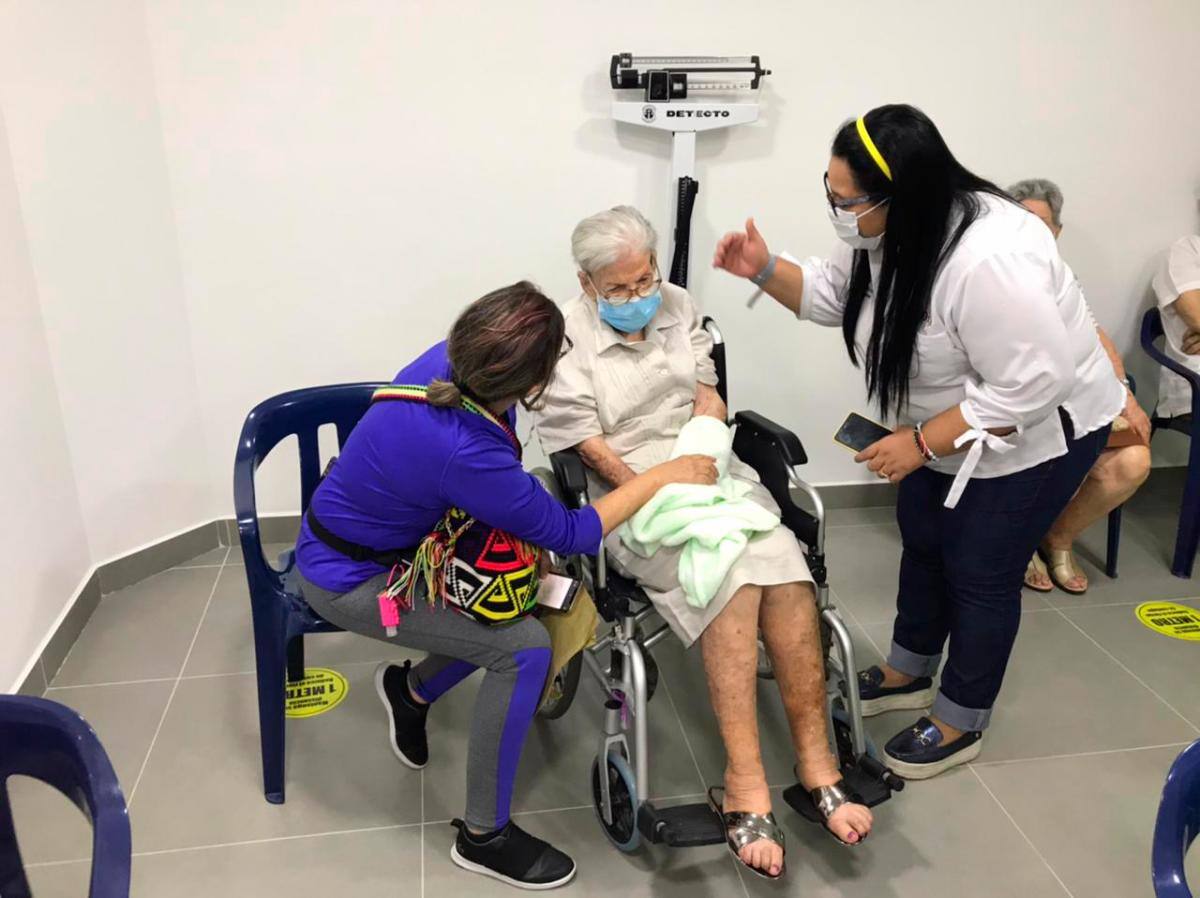 Población de adultos mayores de 80 años no deben esperar que de sus EPS los llamen para agendar cita, ellos pueden dirigirse directamente a los puestos de vacunación. Cortesía