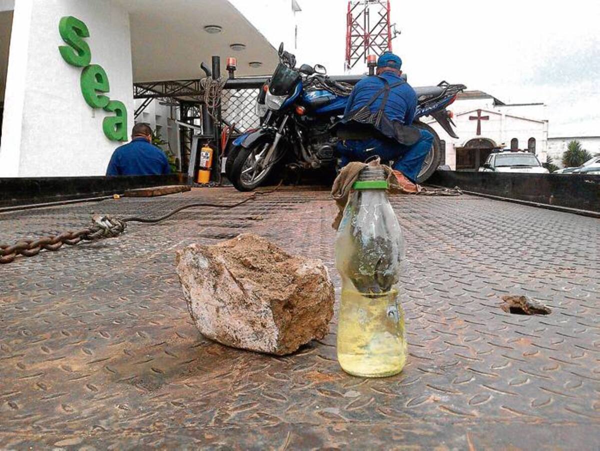 Contra la grúa fueron lanzadas piedras y hasta una botella llena de gasolina y una mecha, al parecer por el civil detenido.