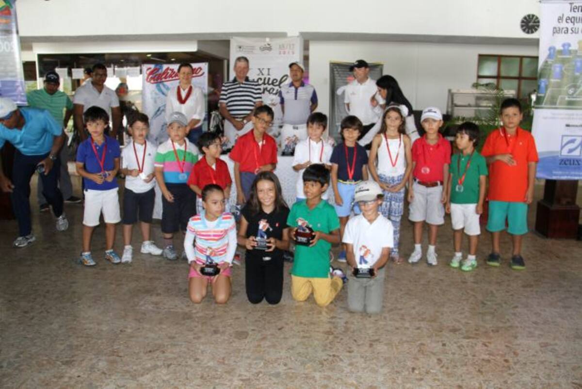 Grupo de Niños ganadores del Torneo Internacional de Golf Infantil y Juvenil. Cortesía
