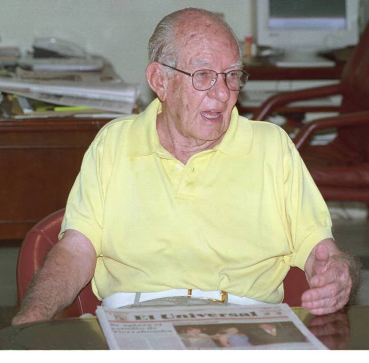 Alfonso López Michelsen en la oficina del director de El Universal. ARCHIVO