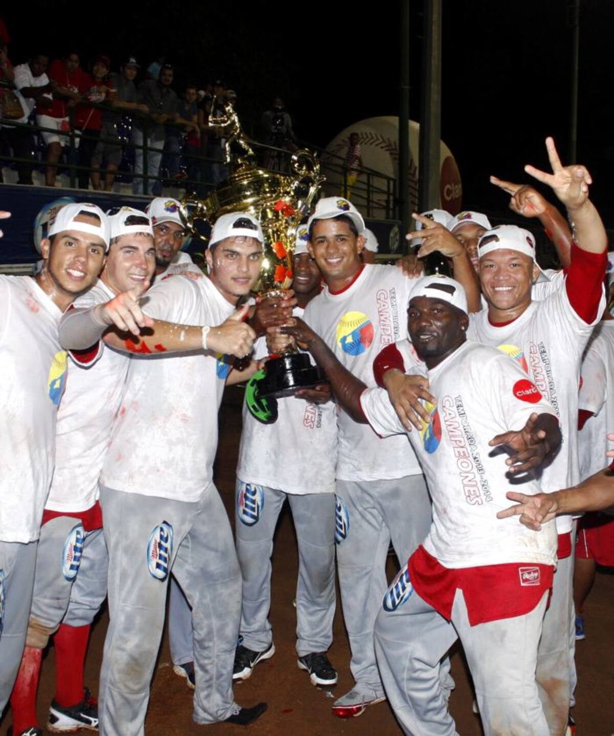 Tigres-Claro celebran la conquista del título. MANUEL SANTIAGO PÉREZ El Universal