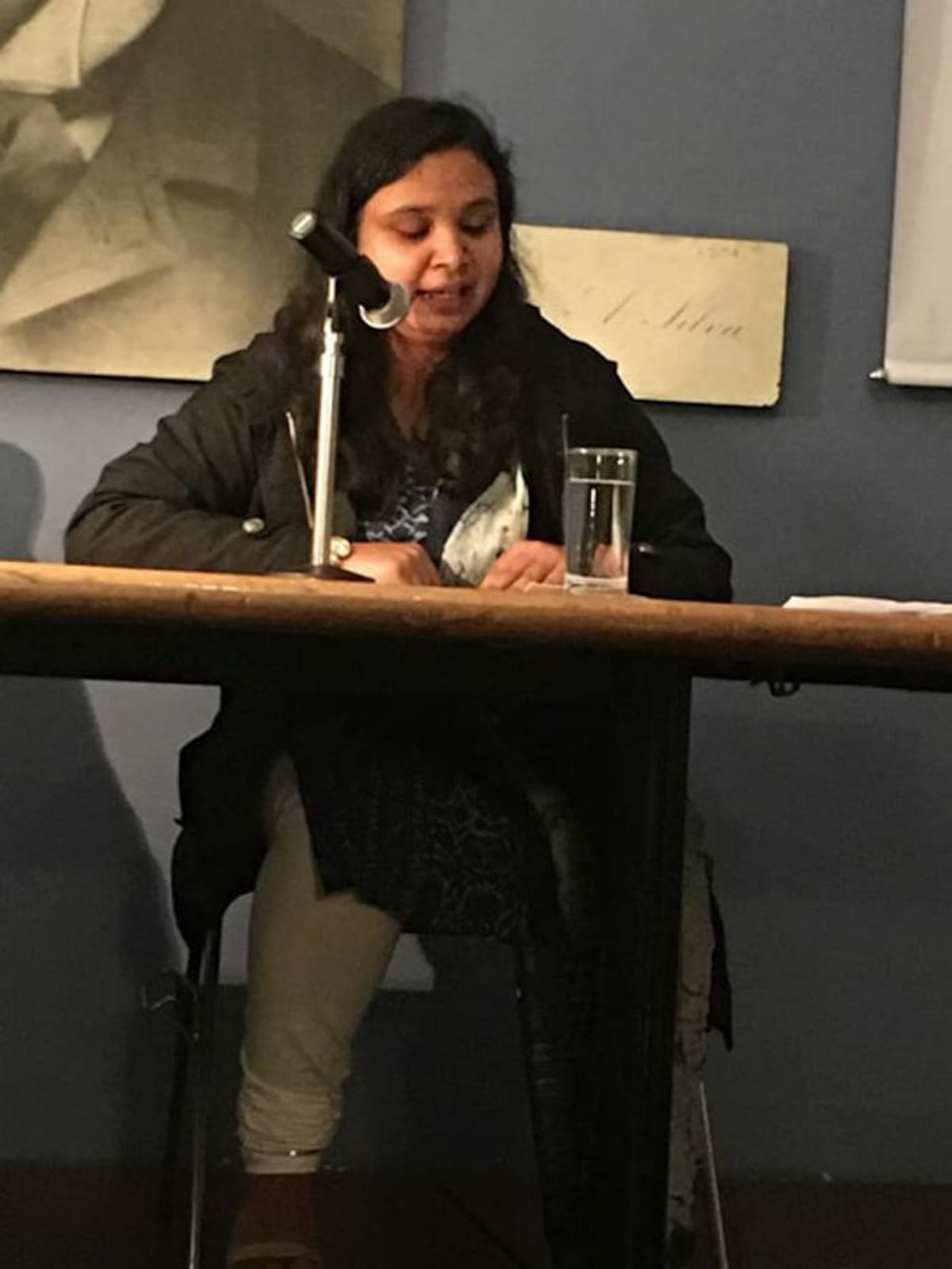 La traductora Shruti Agnihotri, de la India, tradujo al poeta Fernando Denis. Cortesía