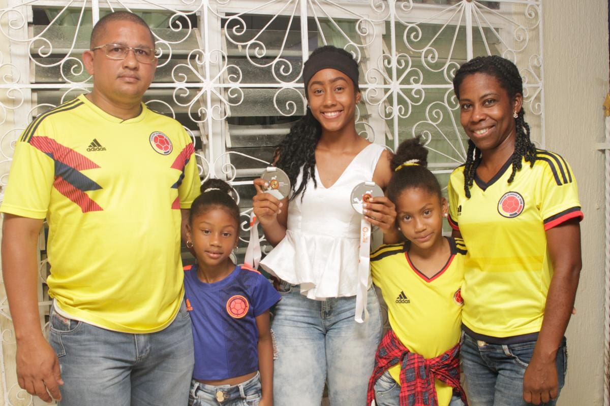 Sheyla Alejandra Muñoz Maza, junto a sus padres Rafael y Bertha y sus hermanas Keila y Shaira. //nayib gaviria/el universal
