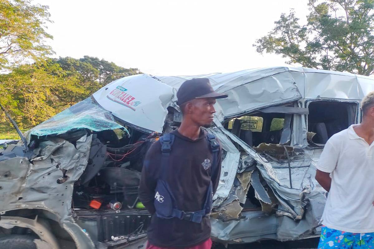 Fuerte choque entre camión y buseta en la Cruz del Viso dejó varios heridos