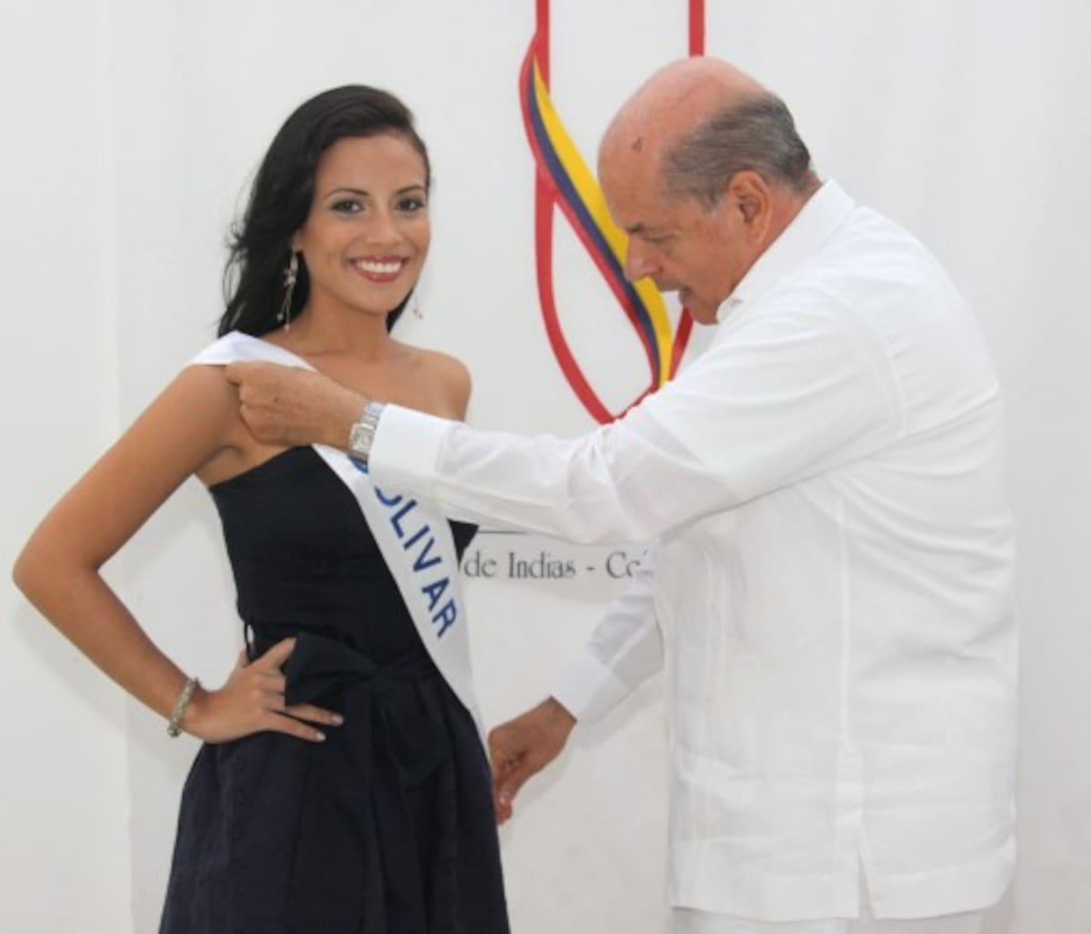 Raimundo Angulo, presidente del Concurso Nacional de Belleza, impuso la banda a la reina del Mar por Bolívar.