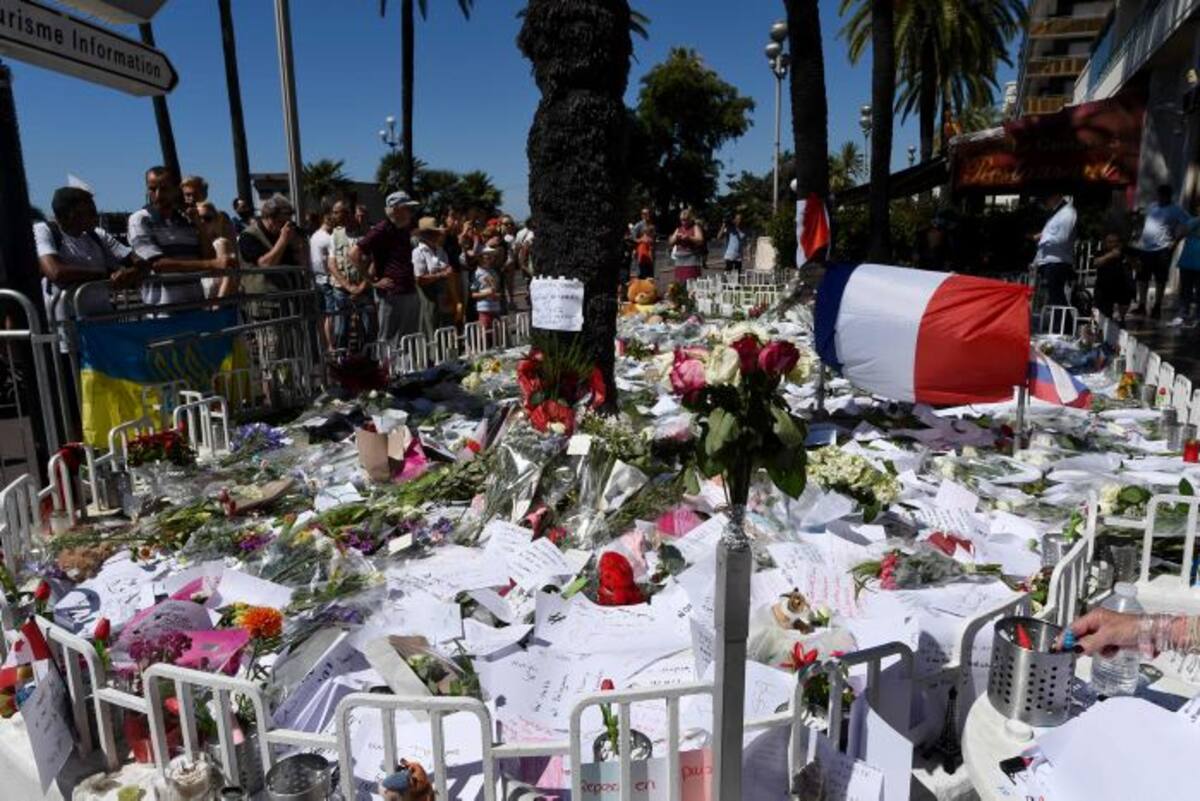 Ocho meses después de los atentados yihadistas de París, donde murieron 130 personas, Francia se sumió en un nuevo duelo nacional de tres días que culminará el lunes con un minuto de silencio al mediodía. AFP BORIS HORVAT.