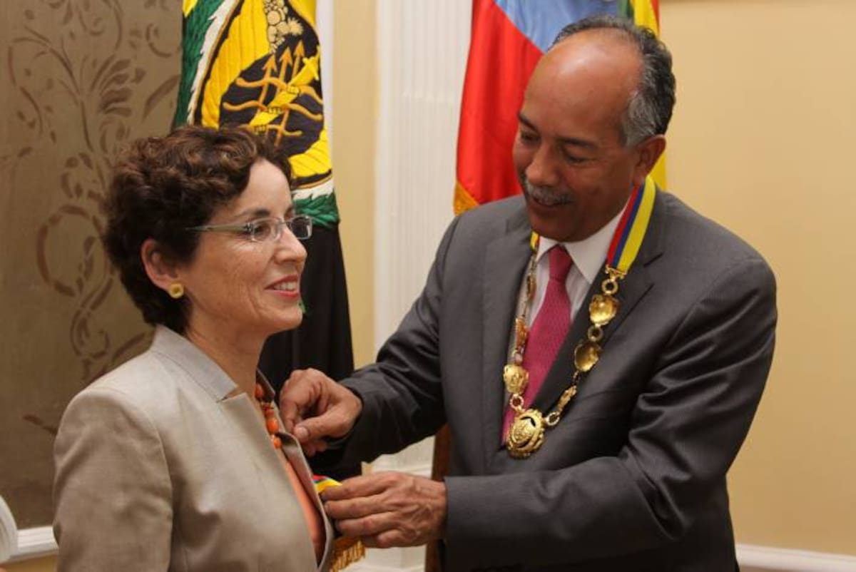 El rector de la Universidad de Cartagena, Germán Sierra, condecoró a France Anne Cordova , presidenta de Purdue University. Graciela Venecia - Prensa Unicartagena -
