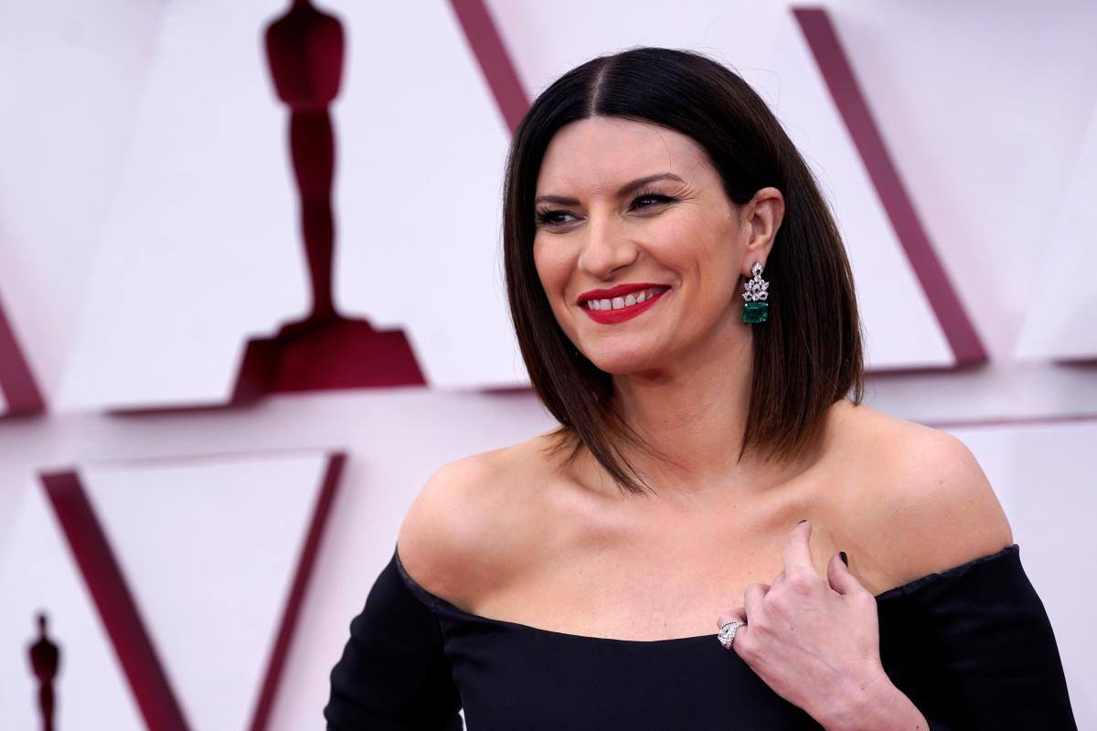 Laura Pausini llega a los Óscar con un elegante vestido negro