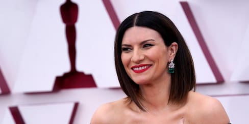 Laura Pausini llega a los Óscar con un elegante vestido negro
