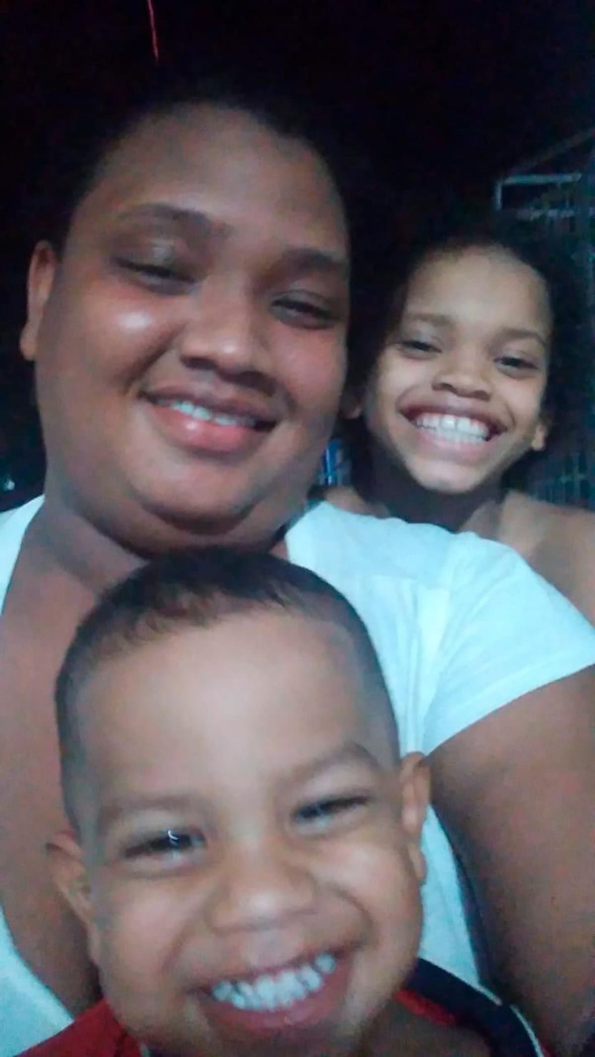 Angely junto a su hermano Moisés y a su madre Gisely.