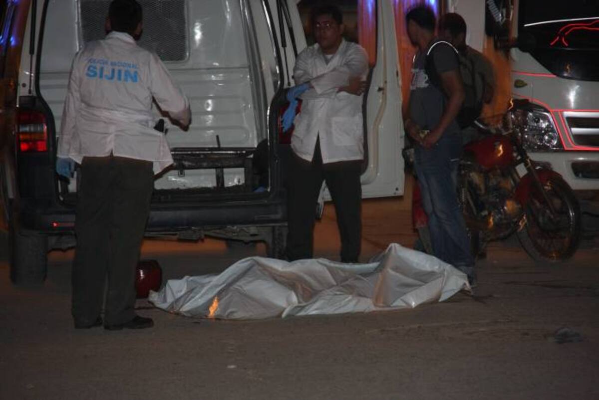 Uno de los atracadores cayó muerto tras recibir cinco impactos de bala. NAYIB GAVIRIA AMADOR