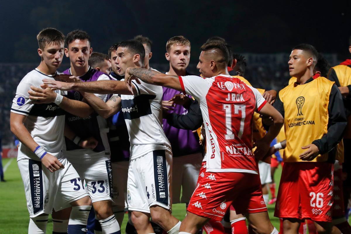 ¡Deja vu! Bedoya salió expulsado en duelo de Gimnasia vs Santa Fe