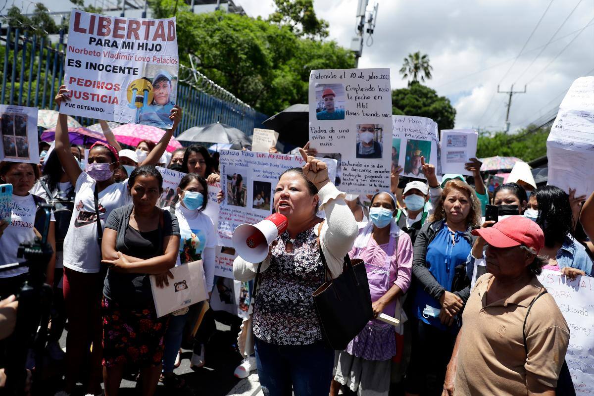 Familias de salvadoreños detenidos en régimen de excepción piden libertad