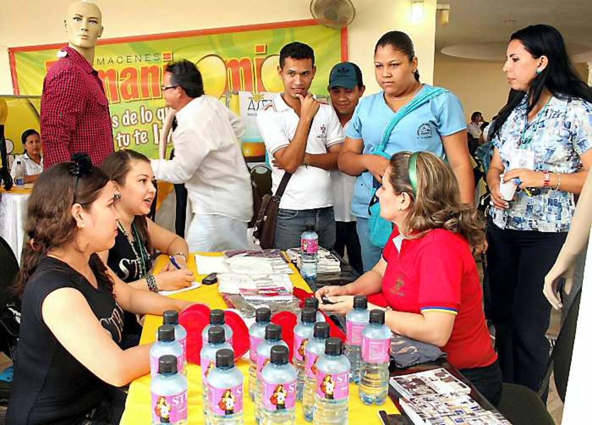 Muchas personas acudieron a solicitar información sobre los empleos que hay en la región disponibles.