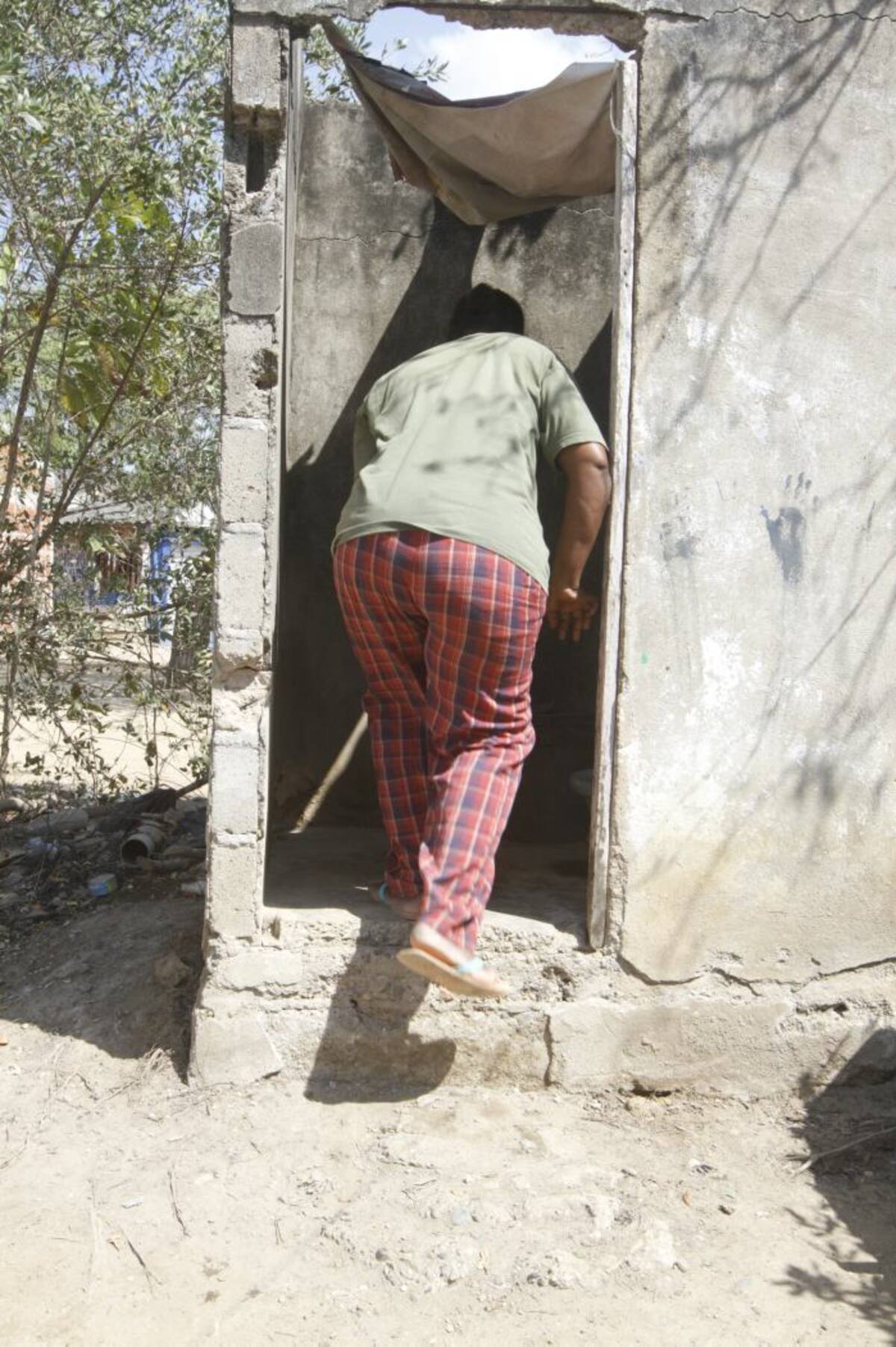 Aún en los baños de las casas de Puerto Rey, las personas deben entrar con uno o dos baldes de aguas para bajar la letrina o bañarse, todo este agua termina en los patios y calles de la vereda. // JULIO CASTAÑO-EL UNIVERSAL