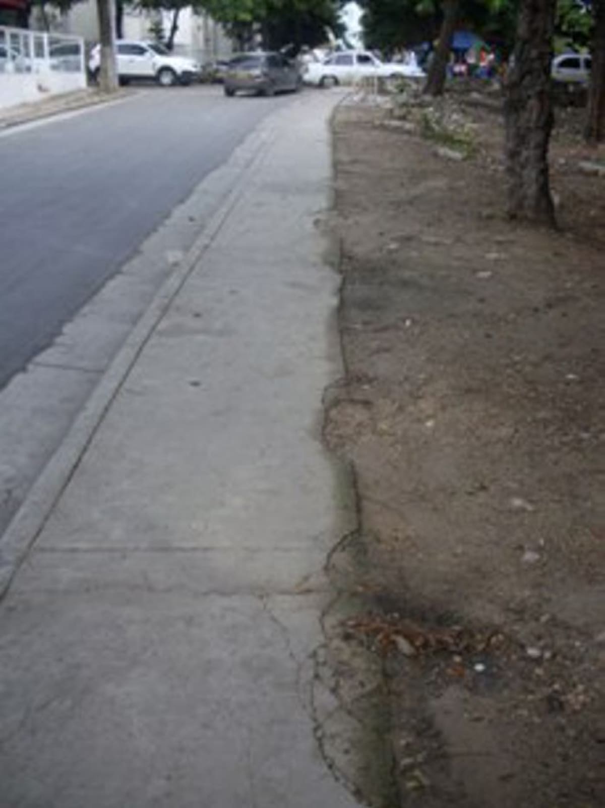 Callejón Fuentes: andén resquebrajado por el parqueo de vehículos.
