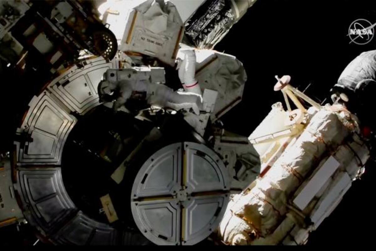 Astronautas en caminata espacial se cuidan de amoniaco