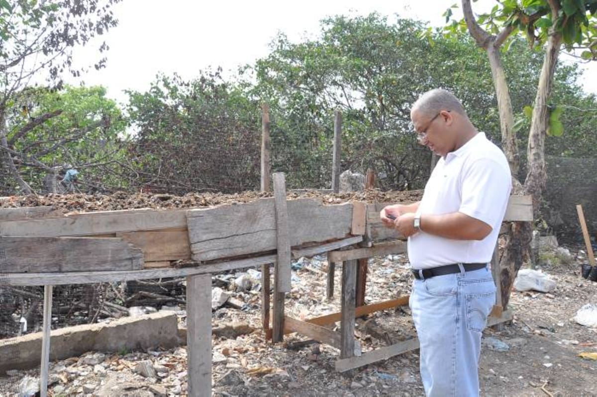 William Matson Ospino, personero distrital de Cartagena, durante el recorrido de inspección hecho al barrio Manga.