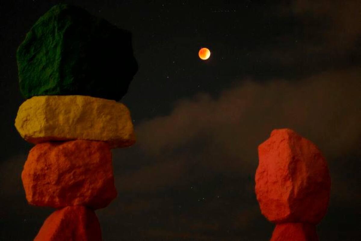 Así se vio el eclipse lunar desde el Seven Magic Mountains, en Las Vegas, EE. UU. // AP