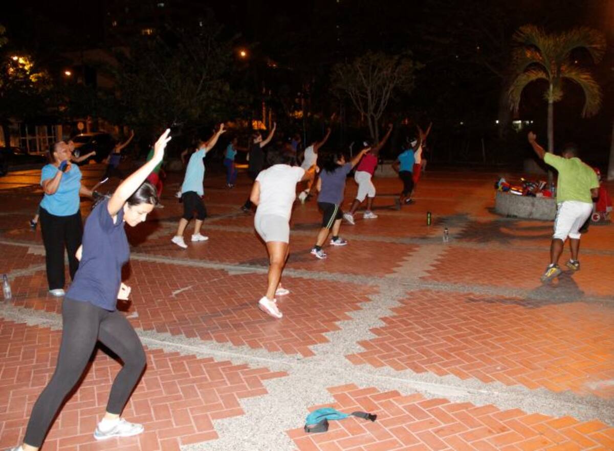 Al amanecer y en las noches, un nutrido grupo de personas, especialmente mujeres, se congregan en la plazoleta del Paseo Peatonal de la Miramar para hacer dos horas de aeróbicos y ponerle ritmo a su salud. ÓSCAR DÍAZ, GENTE BAHIA - EL UNIVERSAL