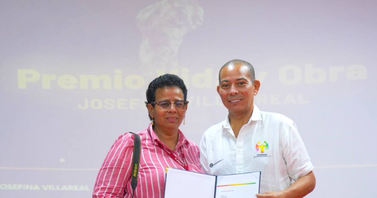 Graphic reporter Josefina Villarreal receives recognition from Carnival of Barranquilla