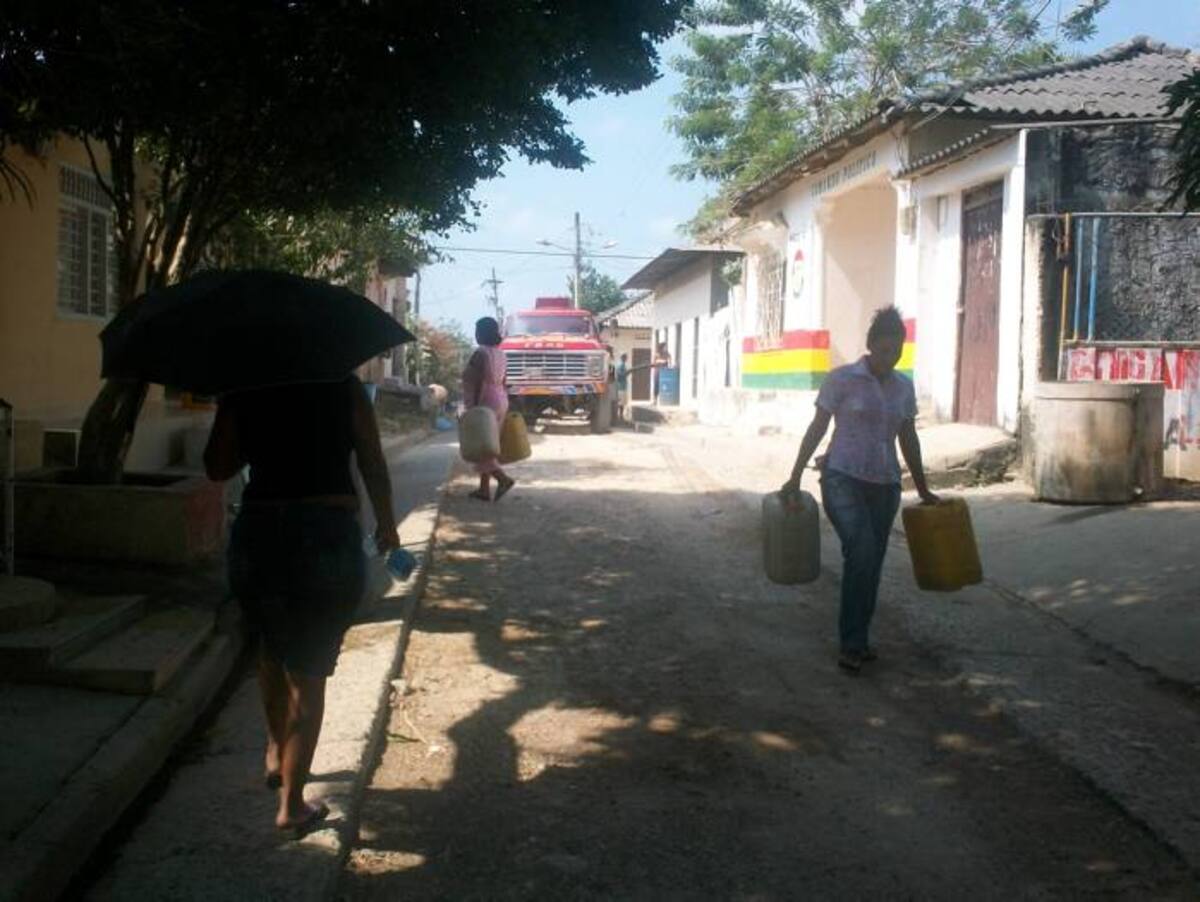 Algunos pobladores se abastecen de los carrotanques que transportan el agua, servicio que no tienen regulación. SILFREDO LIGARDO - EL UNIVERSAL