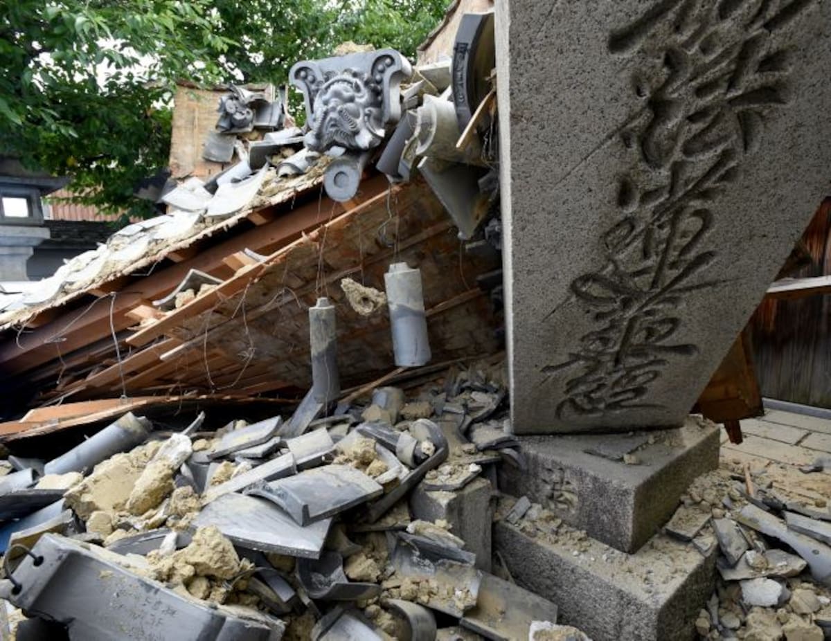 Daños a la entrada de un templo en la localidad de Takatsuki, Japón, tras un terremoto de 6,1 grados que sacudió ayer domingo el oeste del país. efe