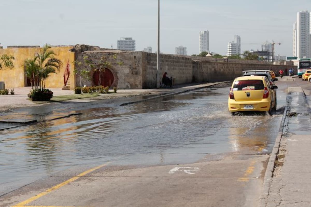 Para los cartageneros ver esta zona de Puerto Duro repleta de agua no es nada atípico, sino más bien normal. La próxima semana Aguas de Cartagena entregará su informe de cuál es el problema en ese punto y por qué el agua queda represada. //Kailline Giraldo -EL UNIVERSAL