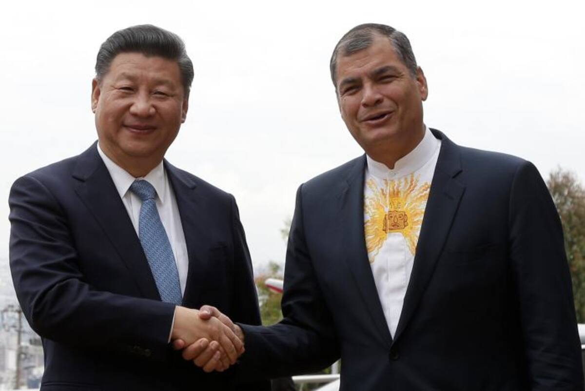 Xi Jinping (izquierda), presidente de China y Rafael Correa, mandatario de Ecuador. AP