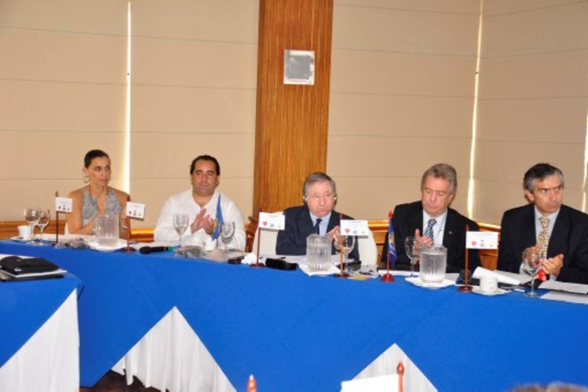 Jean Todt, centro, es uno de los personajes del automovilismo a nivel mundial. Desde el 2009 es el presidente de la FIA. En la foto, durante el Congreso de la FIA en Cartagena. Cortesía Diego Garcés