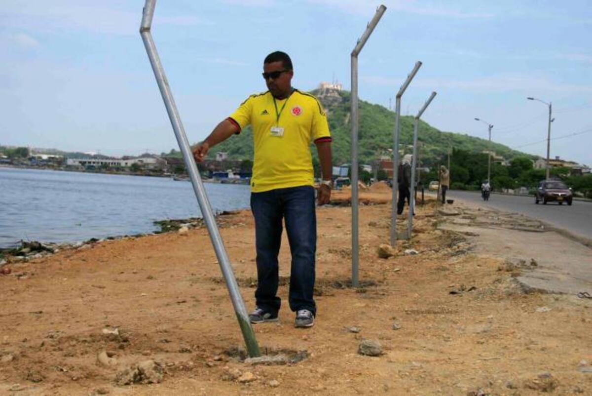 El ingeniero Vicente Román, de Cardique, explicó que los desconocidos intentaron arrancar los tubos, pero como estos estaban pegados a una base de concreto no pudieron, pero sí los doblaron. Dago Cabarcas-El Universal