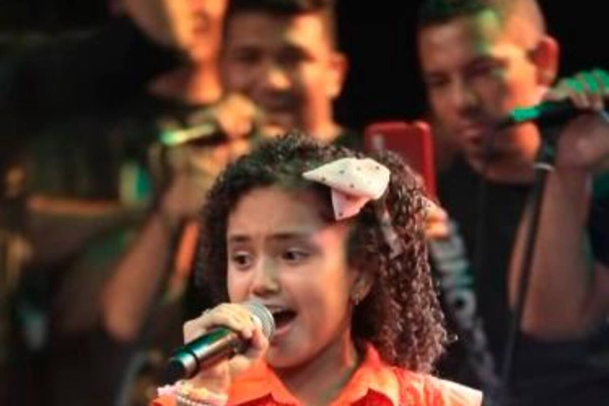 Video: “Es Patricia Teherán” niña deslumbra al cantar con Alex Manga