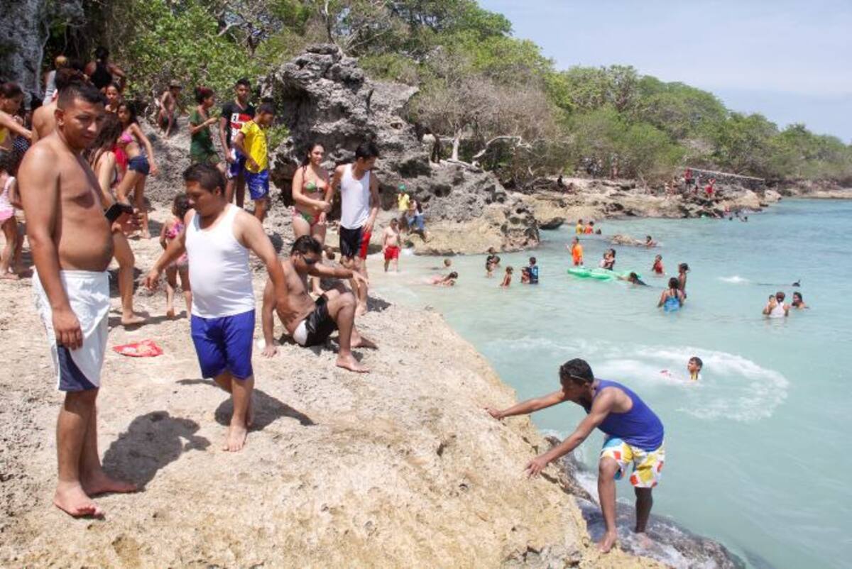 Así se veía ayer Playa Blanca. Los bañistas comenzaron a llegar desde las 2 de la madrugada, y a las nueve de la mañana ya no cabía nadie más. KALLINE GIRALDO-EL UNIVERSAL