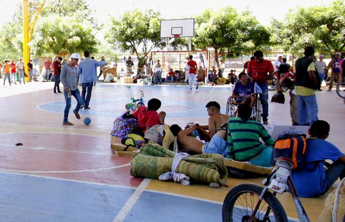 Un grupo de venezolanos que se tomó un polideportivo de un barrio de la ciudad de Cúcuta. Archivo.