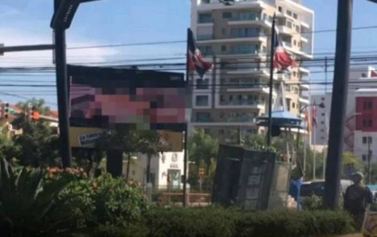 El video, en que se veía a una pareja teniendo sexo, se proyectó en horas de la mañana cuando había una gran cantidad de vehículos en ambas avenidas, según las denuncias. Tomado de www.cdn.com.do
