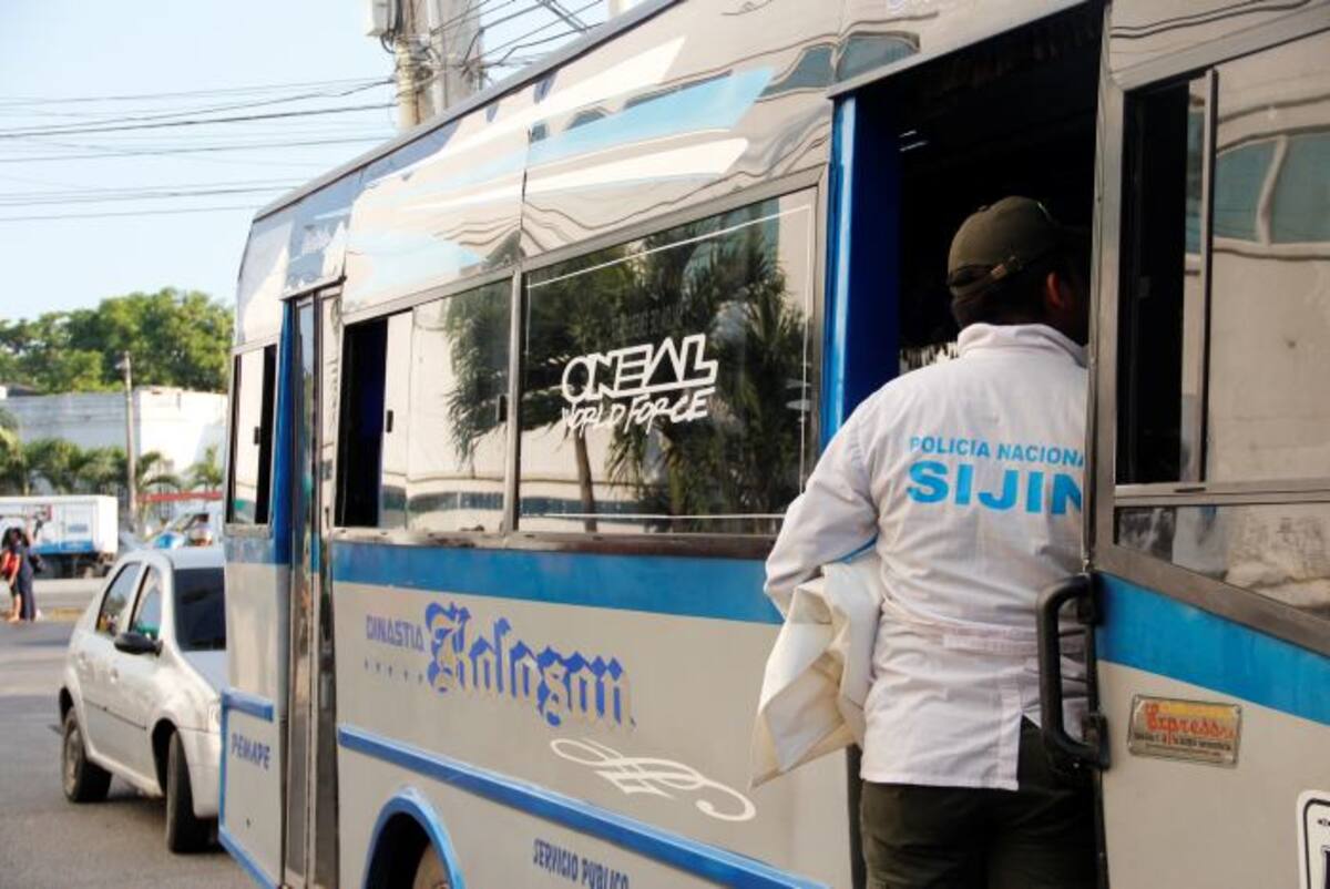 Un hombre de unos 55 años de edad y de quien hasta el momento se desconoce identidad, se movilizaba a bordo de un bus que cubría la ruta Ternera-San José, y no alcanzó a llegar a su lugar de destino. Santiago Preciado -eluniversal.com.co