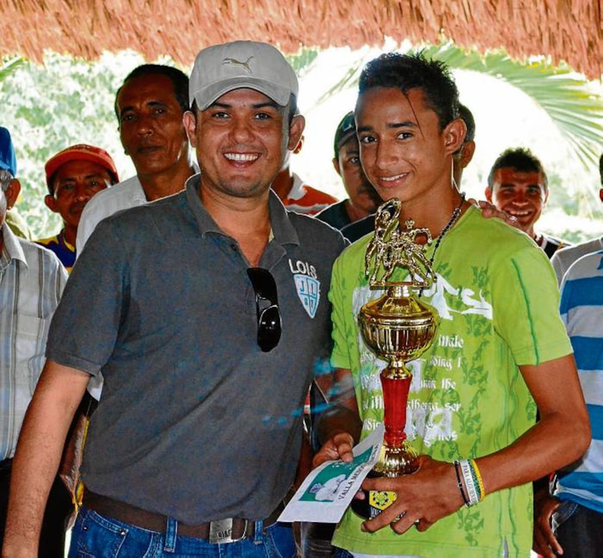 El dirigente Davo Pastrana, (izquierda en la foto), condecora al jugador Arlington Serpa, del equipo San Rafael como el futbolista revelación.